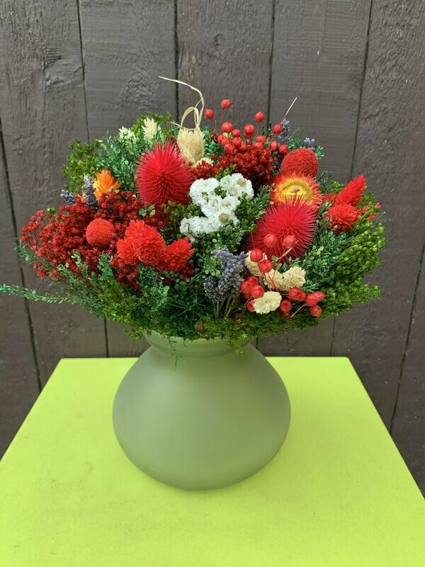 Groen bolvaasje met droogbloemen