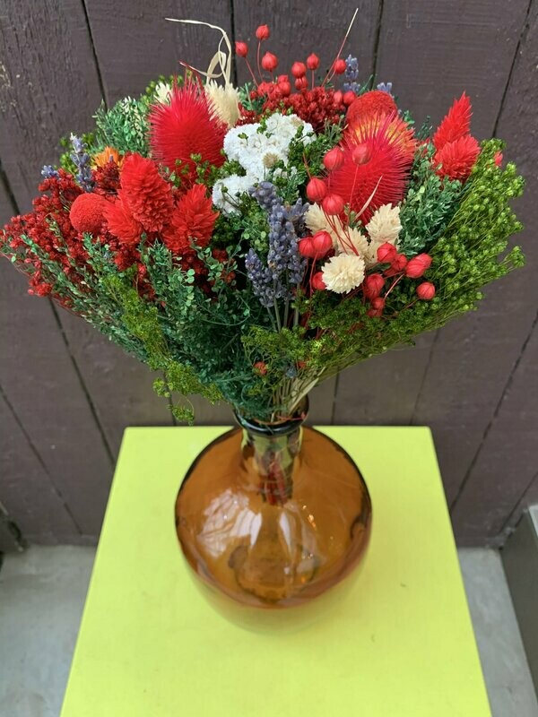 Rood droogboeket in bruine bolvaas
