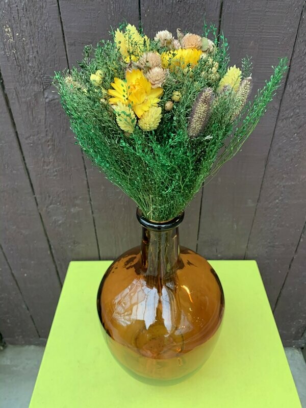 Geel droogboeket in bruine bolvaas