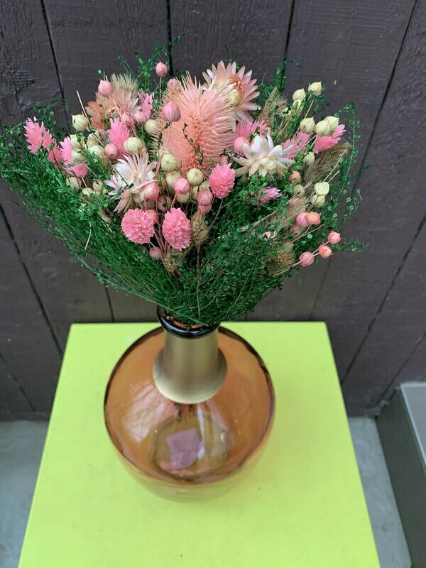 Roos droogboeket met roze bolvaas met gouden hals