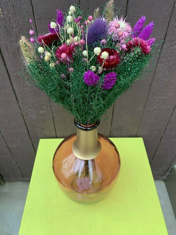 Paars droogboeket met roze bolvaas met gouden hals