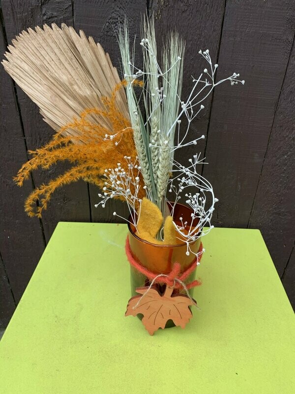 Oranje vaasje met droogbloemen