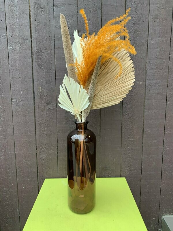 Hoge bruine vaas met droogbloemen