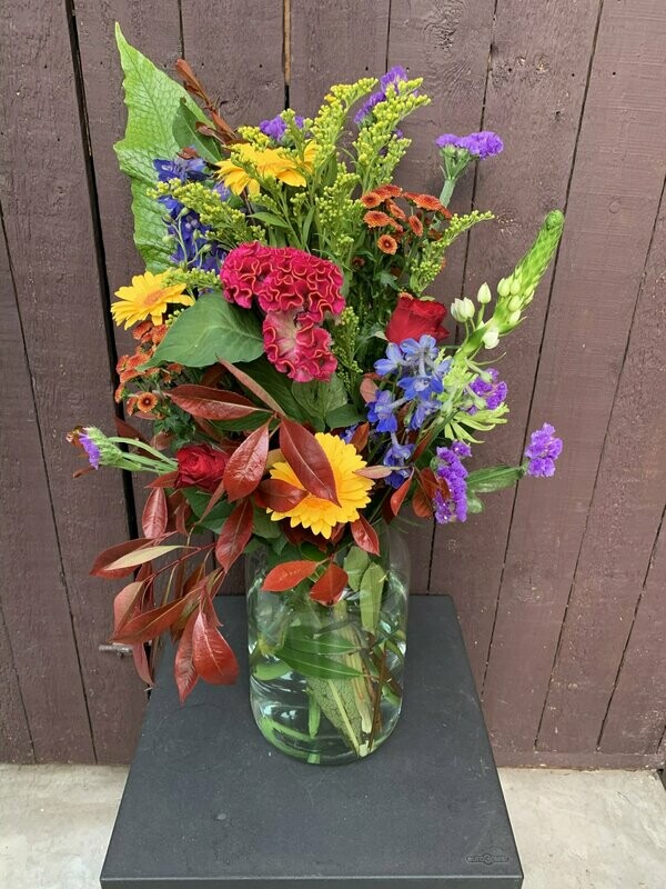 Groot speels boeket in vaas