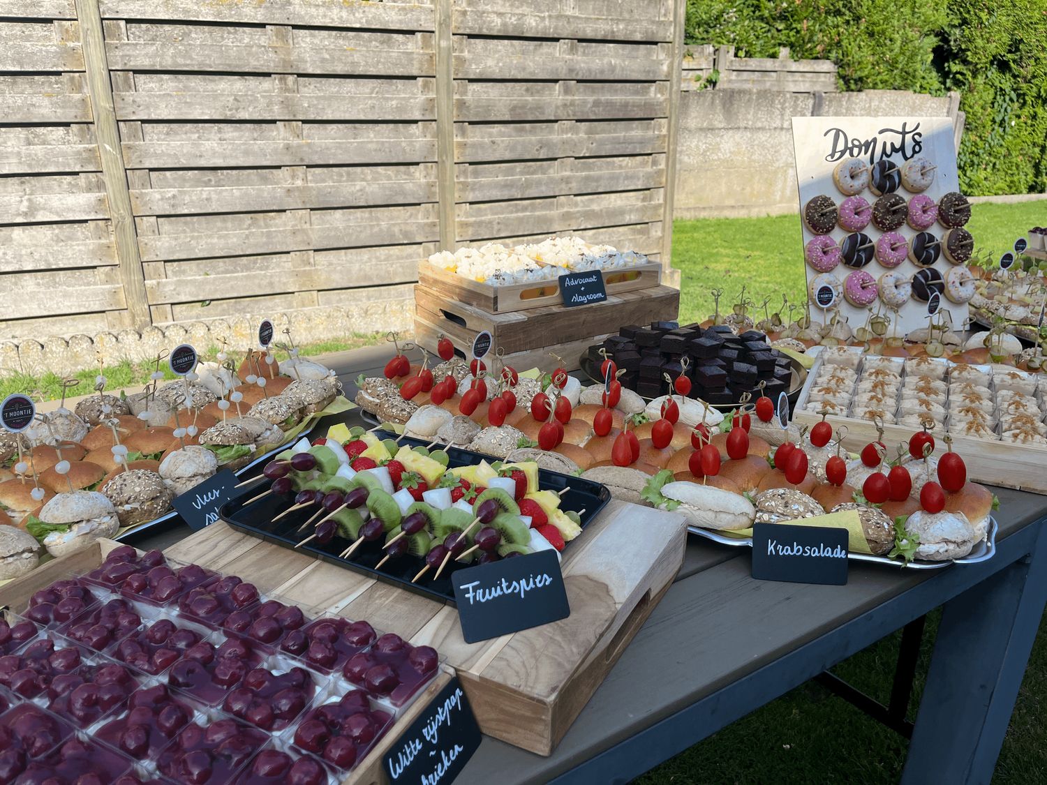 Broodjes- en dessertbuffet, het ideale feestpakket voor uw babyborrel, communiefeest, verjaardag en brunch! 