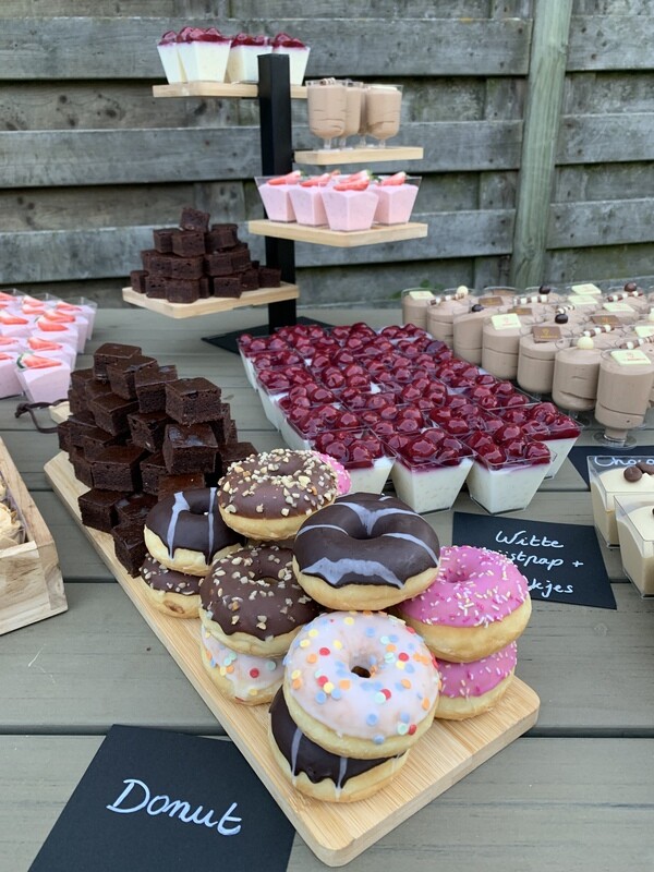 DESSERTBUFFET Dessertbuffet met een uitgebreid assortiment aan huisgemaakte mousses en bavaroises, donuts en andere zoetigheden