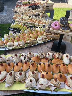 Broodjes- en dessertbuffet, het ideale feestpakket voor uw babyborrel, communiefeest, verjaardag en brunch! 