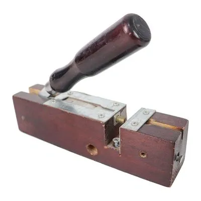 Frame hole puncher