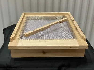 Screened Apinovar style bottom board / Side drawer