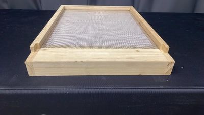 Screened/Apinovar Premium Bottom Board