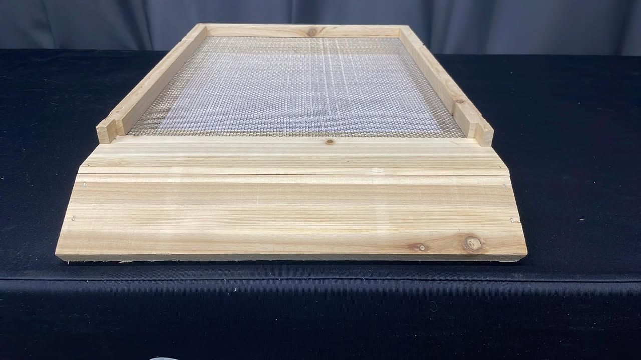 Screened Bottom Board with Landing Board