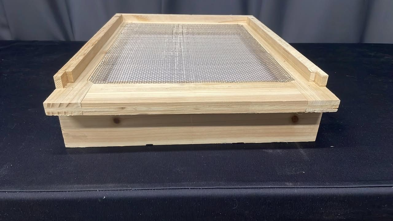 Screened Apinovar style bottom board / Side drawer