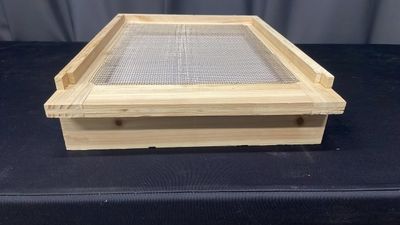 Screened Apinovar style bottom board / Side drawer