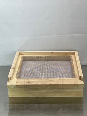 Screened Apinovar style bottom board / Side drawer