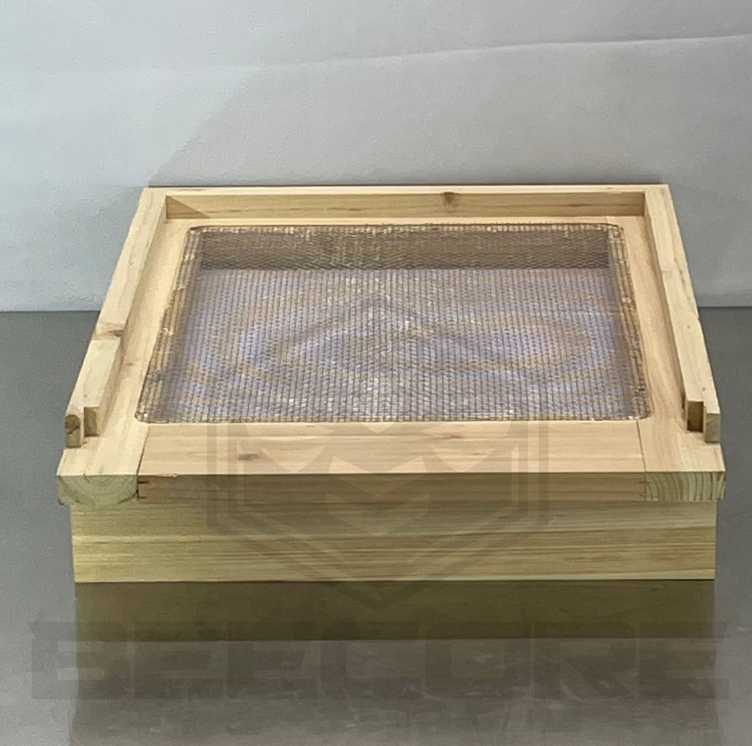 Screened Apinovar style bottom board / Side drawer