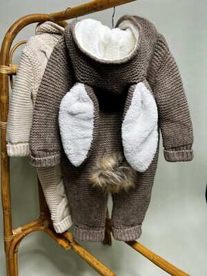 Gestrickter Hasen-Strampler - Braun Gestrickter Hasen-Strampler - Braun