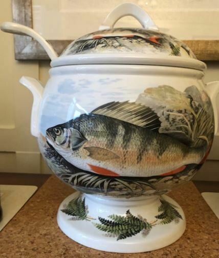 Soup tureen with lid and ladle