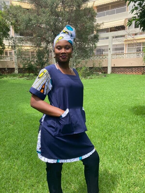 LAST IN STOCK!
Navy and tear drop trimmed shirt, with doek and apron, size 38 only