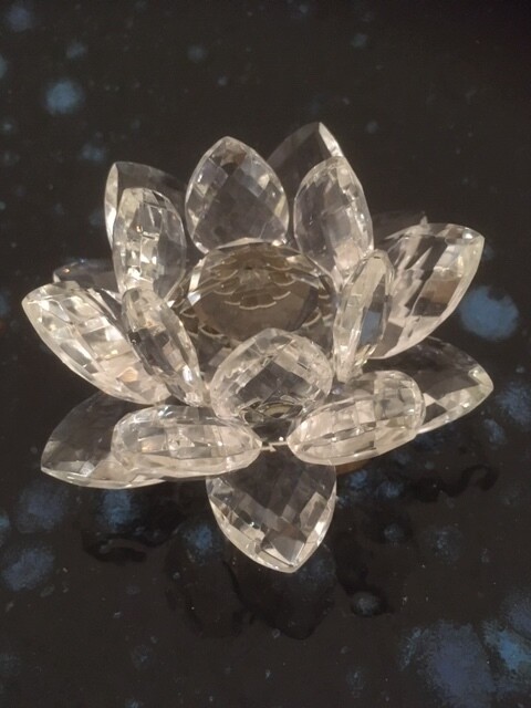 Lotus bloem van gefacetteerd kristal