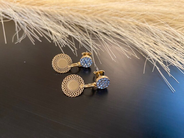 AMALIA oorbellen goud met blauw strass & filigraanhangertje