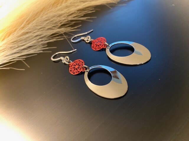 LAUREN oorbellen zilver met rode filigraan hanger