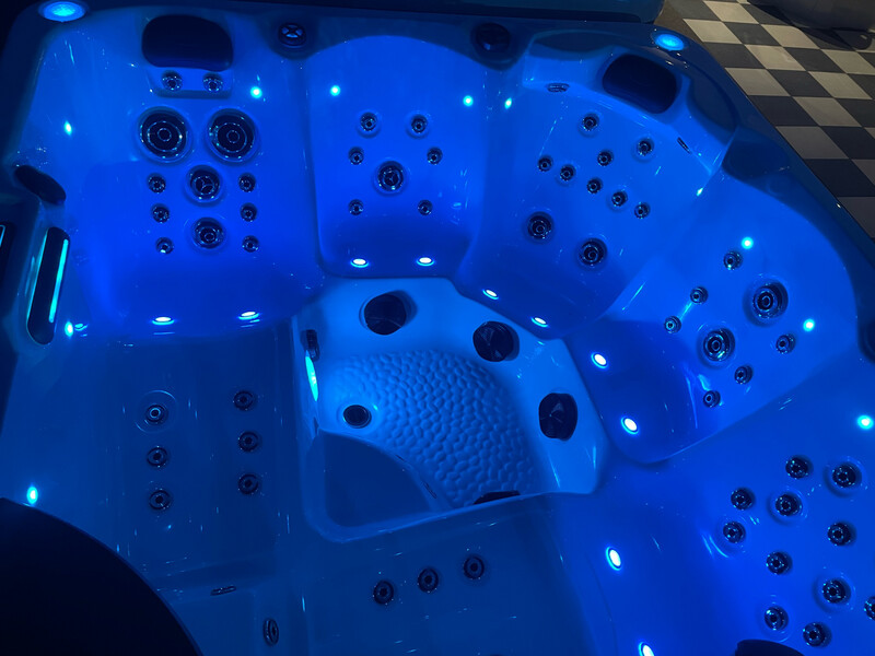 IDEALe SPAS AMOUR80 200x200x90 82jets 4pompen verlichting