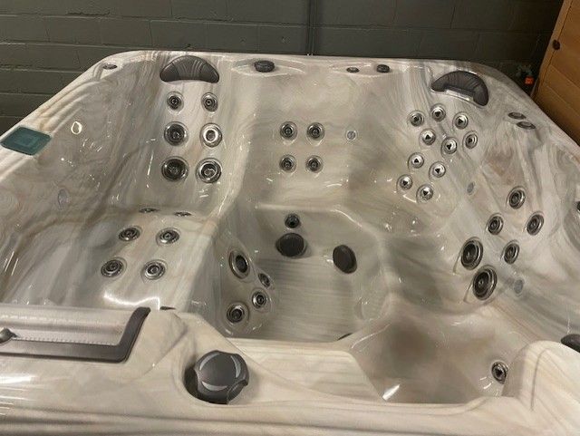 Island Spas Antigua 52jets 213x213x91 cm showroom model