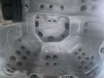 Island Spas Nevis 45jets zeer jonge 2e kans spa 213x198x86cm Island Spas Nevis 45jets zeer jonge 2e kans spa 213x198x86cm