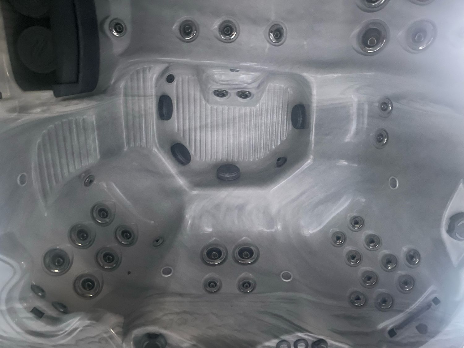 Island Spas Nevis 45jets  zeer jonge 2e kans spa 213x198x86cm