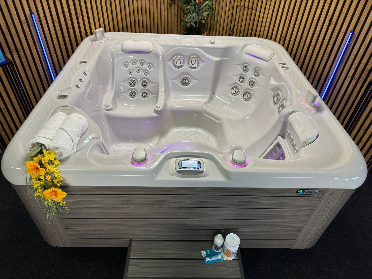 Hotspring Envoy Spa 236x231cm 3 pompen 2e kans