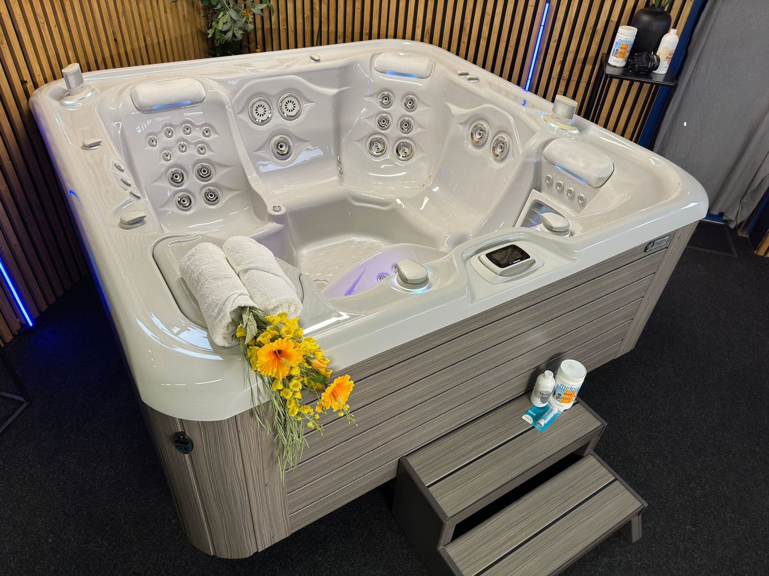 Hotspring Envoy Spa 236x231cm 3 pompen 2e kans