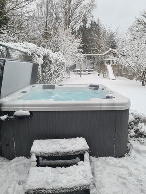 Garden Spas Wisteria 27jets 213x213 x91cm