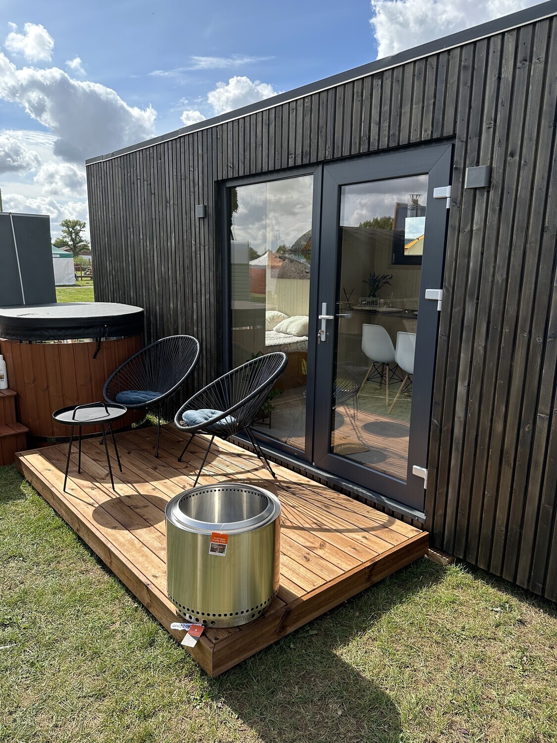 TINY HOUSE Outdoor Prefab Huis klein huis H=255cm B=240cm L=600cm IDEALe SPAS TINY HOUSE Outdoor Prefab Huis klein huis voorzijde met extra terras