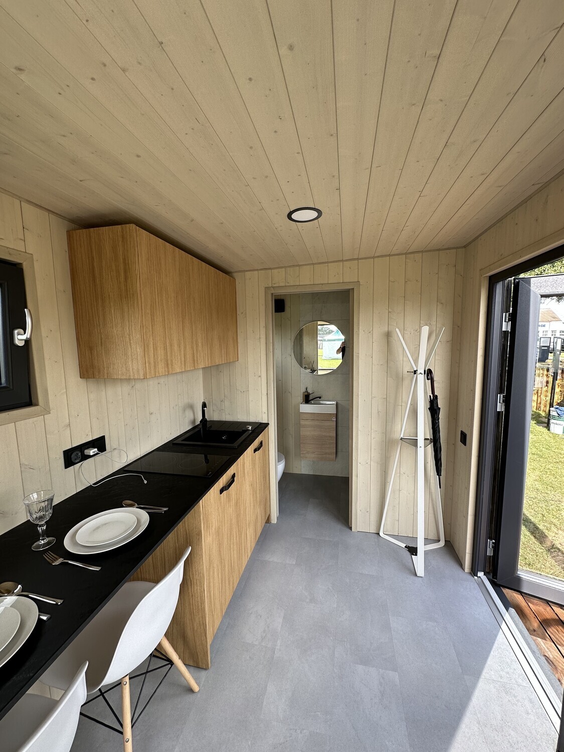 TINY HOUSE Outdoor Prefab Huis klein huis H=255cm B=240cm L=600cm IDEALe SPAS TINY HOUSE Outdoor Prefab Huis klein huis binnen kijken