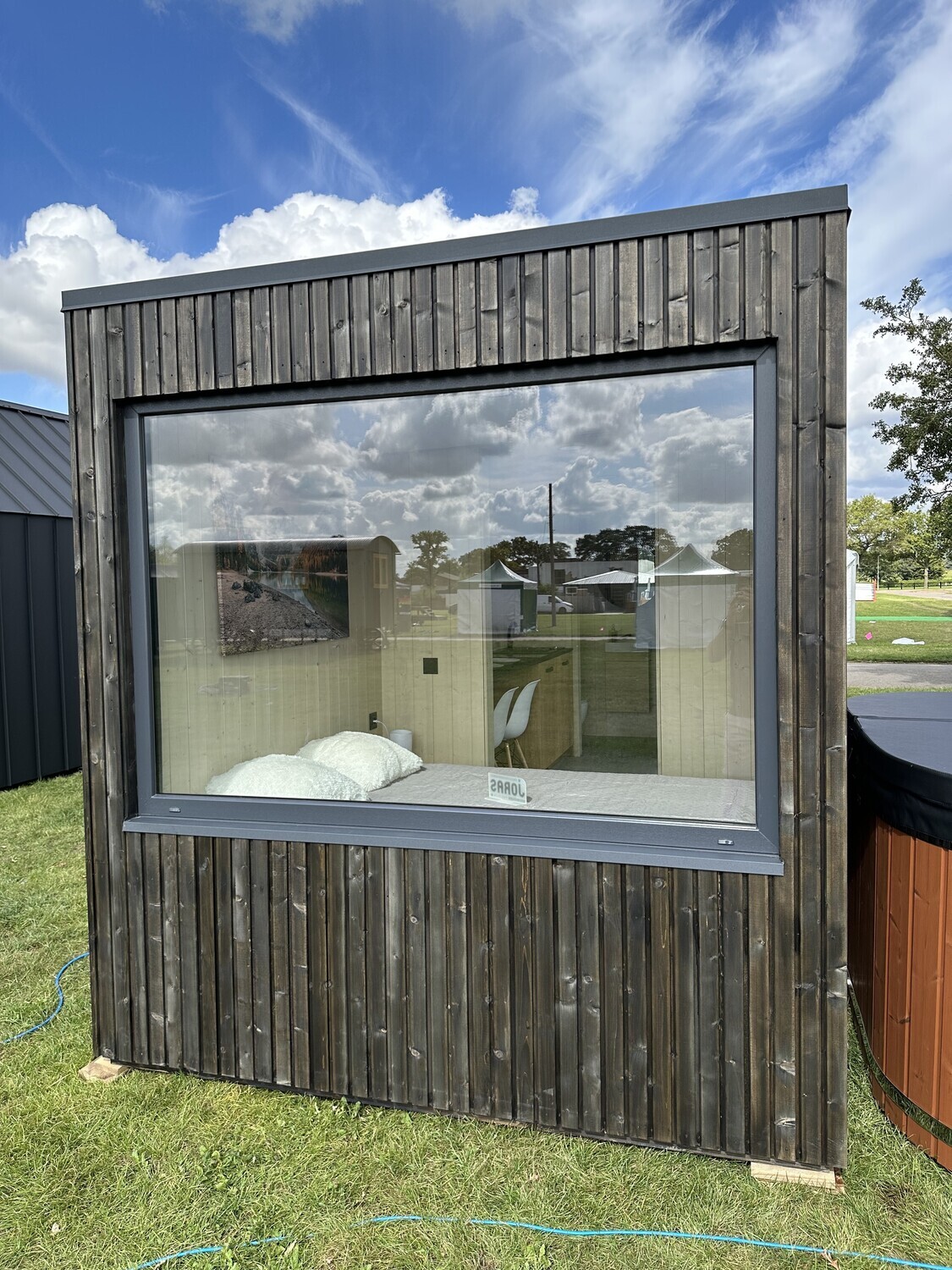 TINY HOUSE Outdoor Prefab Huis klein huis H=255cm B=240cm L=600cm IDEALe SPAS TINY HOUSE Outdoor Prefab Huis klein huis raam zijkant