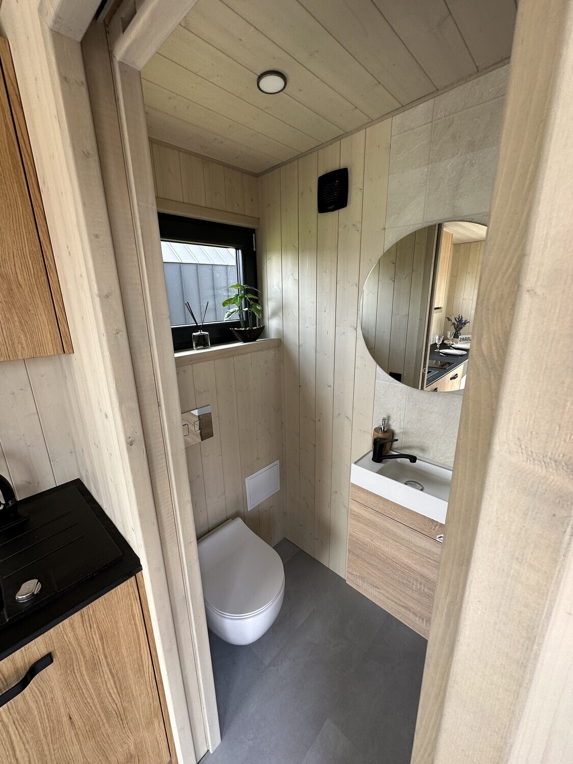 TINY HOUSE Outdoor Prefab Huis klein huis H=255cm B=240cm L=600cm IDEALe SPAS TINY HOUSE Outdoor Prefab Huis klein huis badkamer
