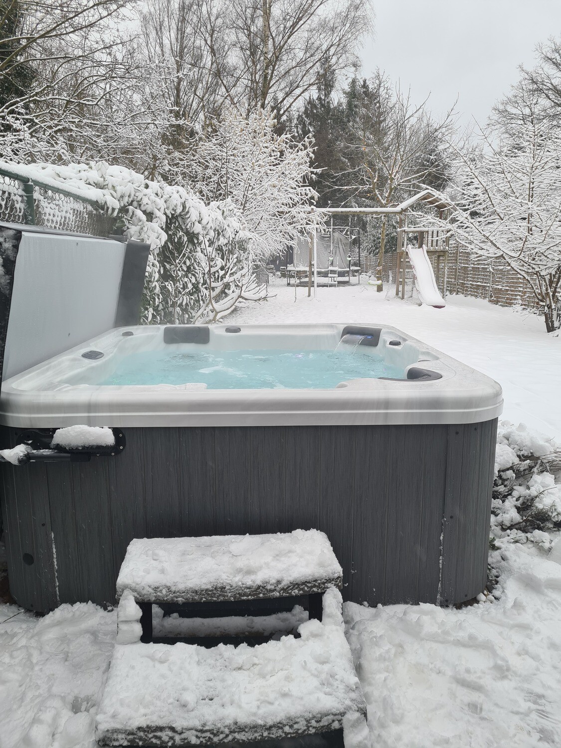 Island Spas Nevis 45jets jonge 2e kans spa 213x198x86cm Island Spas Nevis 45jets jonge 2e kans spa 213x198x86cm