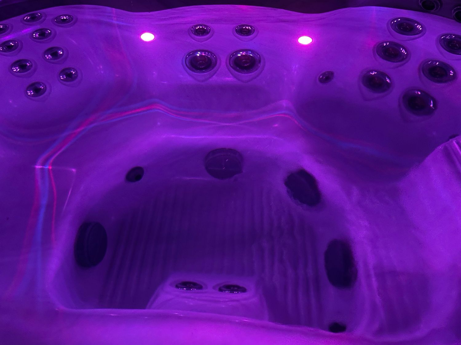 Island Spas Nevis 45jets jonge 2e kans spa 213x198x86cm Island Spas Nevis 45jets jonge 2e kans spa 213x198x86cm