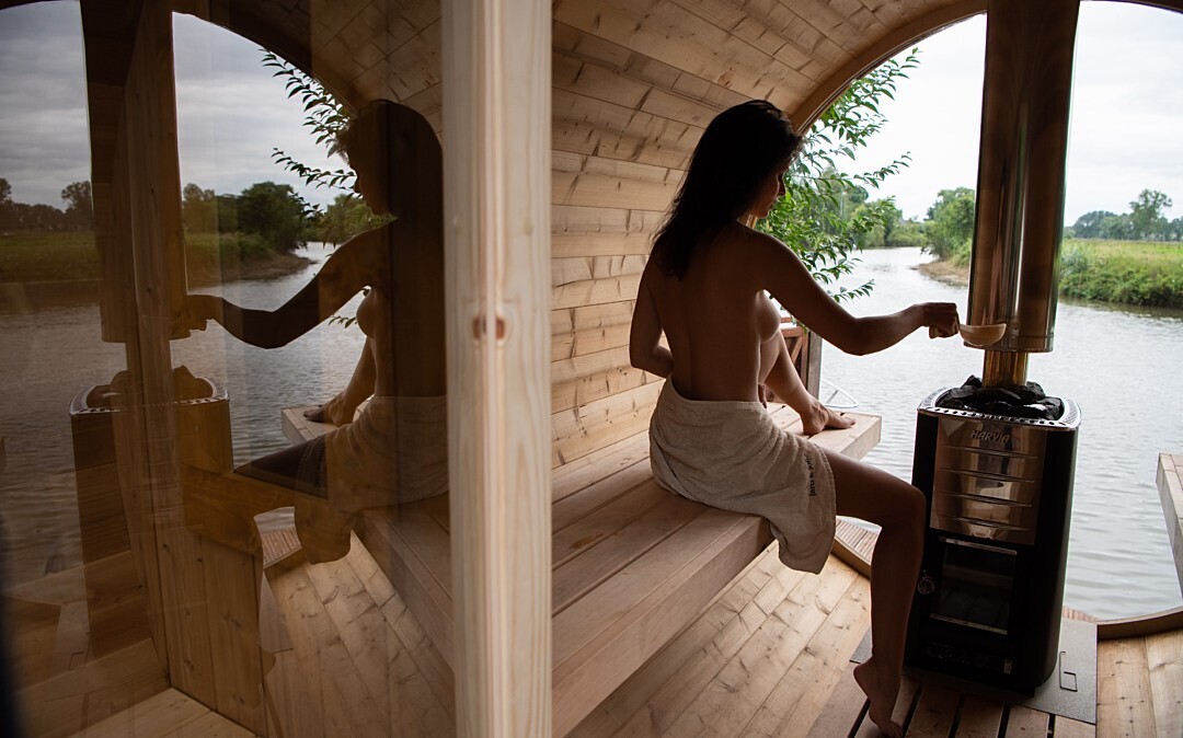 IDEALe BARREL Thermowood Sauna Outdoor met kleedkamer + Terras ø235cm H=240cm