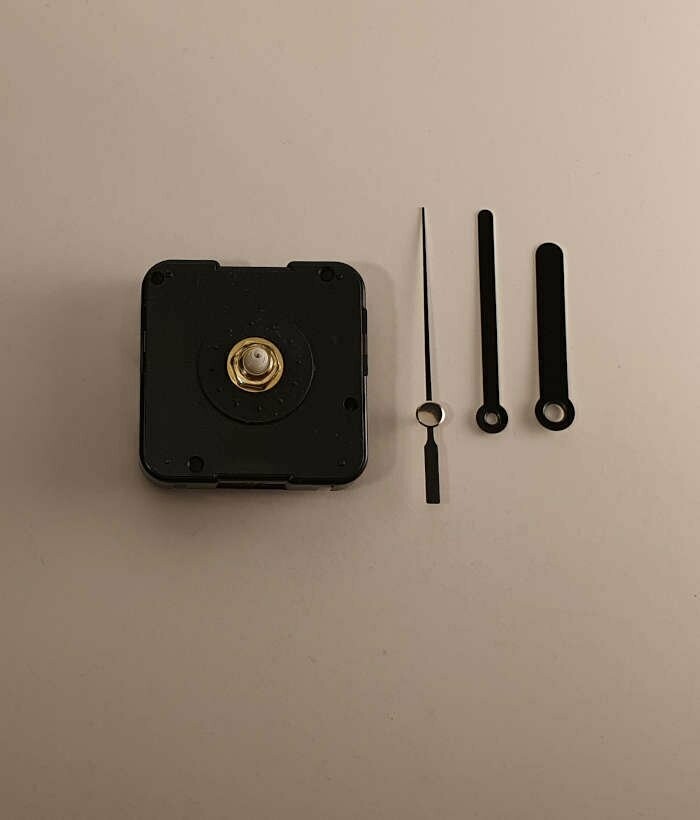 Kriechendes / Schleichendes Quarzuhrwerk - kurze Welle incl. Zeigersatz Balkenform schwarz - 55 mm