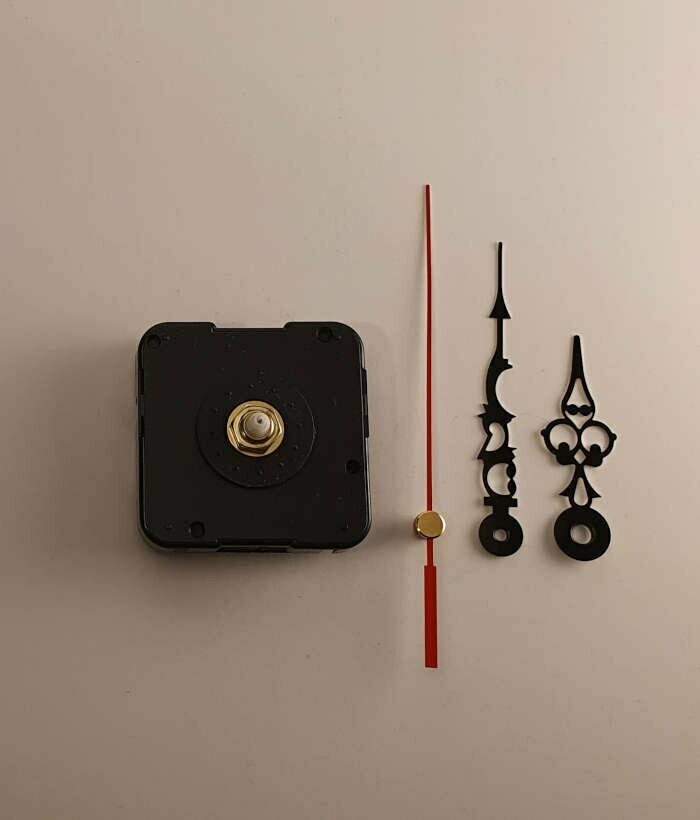 Kriechendes / Schleichendes Quarzuhrwerk - kurze Welle incl. Zeigersatz Antik schwarz - 78 mm