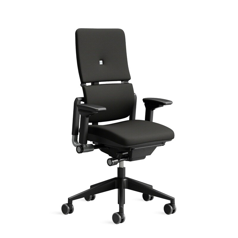 Silla Please Estándar de STEELCASE. Carcasa y estructura color negro. Brazos elevables. Tapizado Lucía Grado 1 color negro.