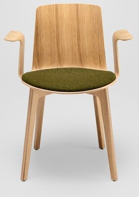 Silla Lottus Wood de Enea asiento tapizado con brazos de roble natural.