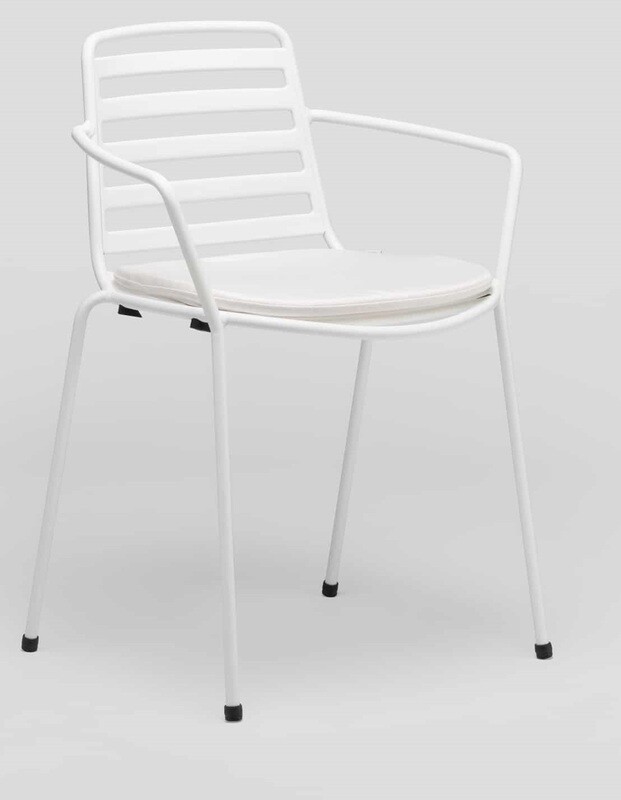 Silla Street de Enea con brazos y cojín color blanco.