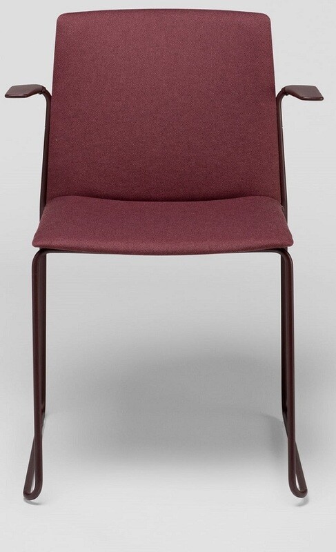 Silla Ema patín de Enea con respaldo cerrado y brazos.