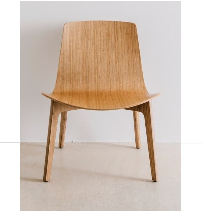 Silla Lottus Wood Lounge de Enea de roble natural.