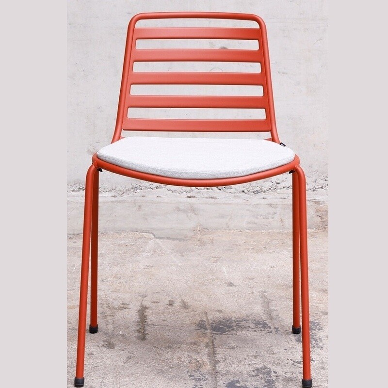 Silla Street de Enea con cojín color blanco.