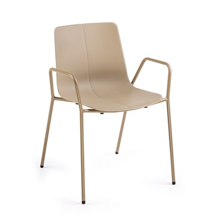 Silla Aitana 4 patas de polipropileno con brazos.