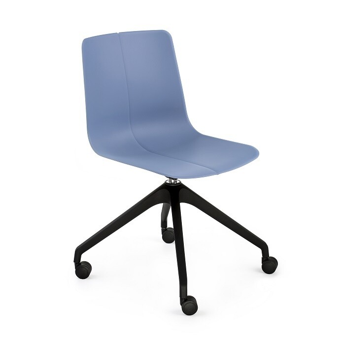 Silla Aitana de polipropileno con base giratoria de 4 radios y ruedas.