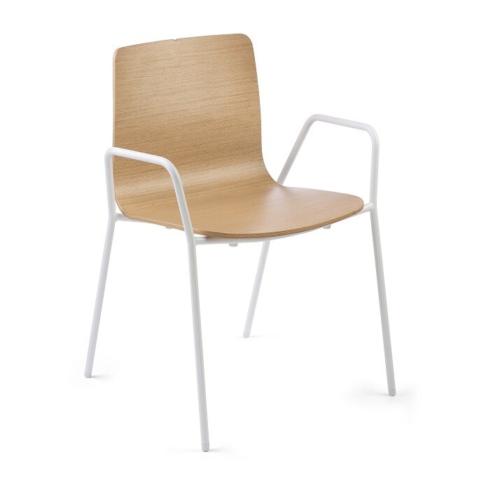 Silla Aitana carcasa madera de roble con 4 patas y brazos.